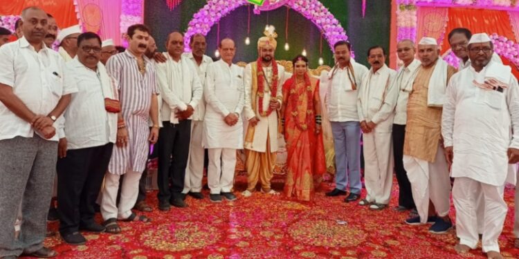 संत मुक्ताईच्या निष्ठावान वारकरी कुटुंबाने समाजासमोर ठेवला आदर्श !