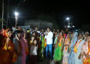 हरताळा ता. मुक्ताईनगर येथील शेकडो महिलांनी राष्ट्रवादीचे घड्याळ काढून बांधले हातावर शिवबंधन !