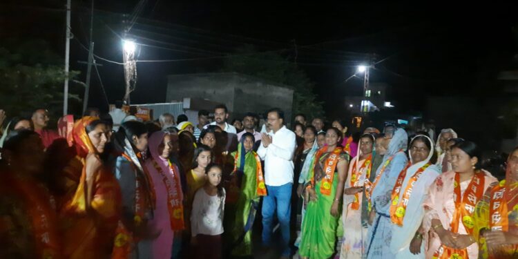 हरताळा ता. मुक्ताईनगर येथील शेकडो महिलांनी राष्ट्रवादीचे घड्याळ काढून बांधले हातावर शिवबंधन !