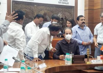 शिवसेना आमदारांच्या बैठकीत , काँगस राष्ट्रवादीचे मंत्री निधी वाटपात सापत्न वागणूकीचा वाचला पाढा 