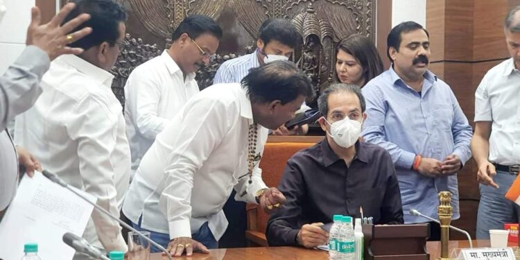 शिवसेना आमदारांच्या बैठकीत , काँगस राष्ट्रवादीचे मंत्री निधी वाटपात सापत्न वागणूकीचा वाचला पाढा