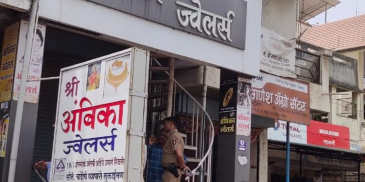 मुक्ताईनगरात सराफा दुकानात धाडसी चोरी, ३० लाखांचा ऐवज केला लंपास