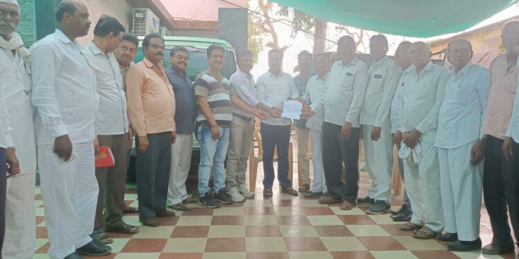 मुक्ताईनगर येथे मल्टी पर्पज सभागृह मिळावे मराठा समाजा च्या वतीने आमदार चंद्रकांत पाटील यांच्याकडे मागणी 