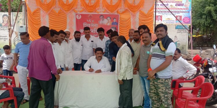मुक्ताईनगर येथे शिवसेनेच्या ५६ व्या वर्धापन दिनानिमित्त राबविले सदस्य नोंदणी अभियान