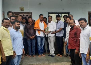 गारबर्डी येथे पुरात अडकलेल्या ९ जणांसाठी एक कॉल वर  धावून गेला युवासेना जिल्हाप्रमुख पंकज राणे 