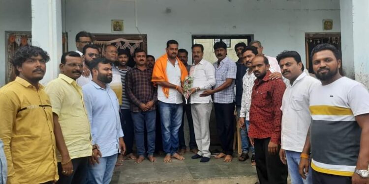 गारबर्डी येथे पुरात अडकलेल्या ९ जणांसाठी एक कॉल वर धावून गेला युवासेना जिल्हाप्रमुख पंकज राणे