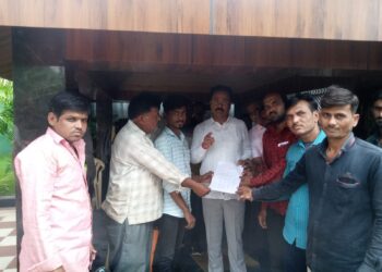 सुकळी येथील गोठे बांधकामाचे अनुदान मिळावे शेतकऱ्यांनी आमदार चंद्रकांत पाटील यांना दिले निवेदन 