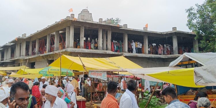 आषाढी देव दर्शनानंतर संत दर्शनासाठी भाविकांची मांदियाळी !