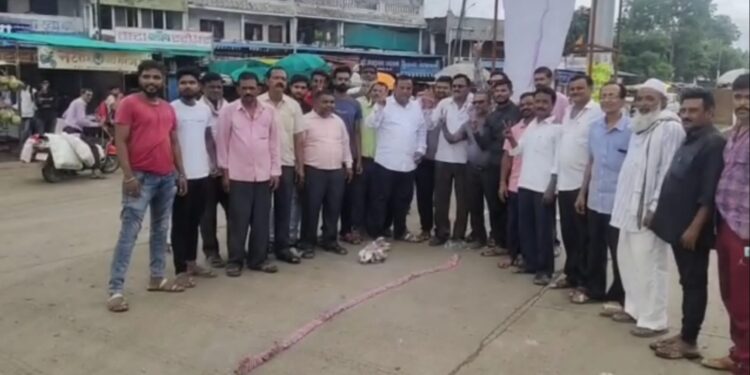 मुक्ताईनगर येथे व्यापारी संकुल मंजूर ; व्यापारी संघटनेतर्फे फटाके फोडून जल्लोष !