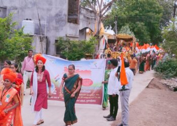 मुक्ताईनगर शहरात निघाली उमेद अभियानातील महिला बचत गटाची ७५ फुटी लांब तिरंगा रॅली !