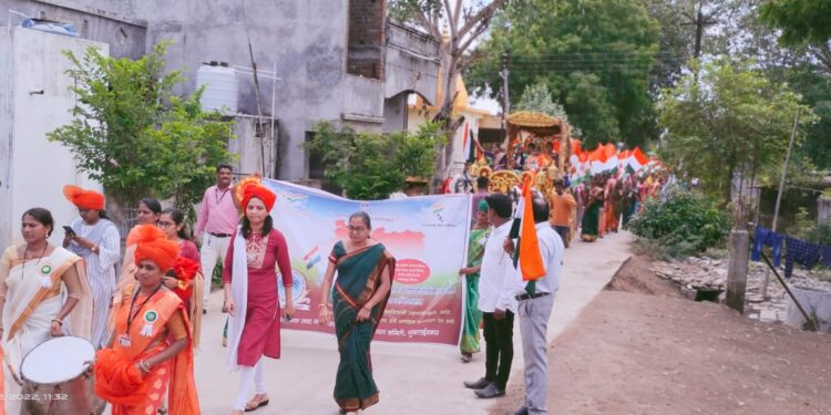 मुक्ताईनगर शहरात निघाली उमेद अभियानातील महिला बचत गटाची ७५ फुटी लांब तिरंगा रॅली !