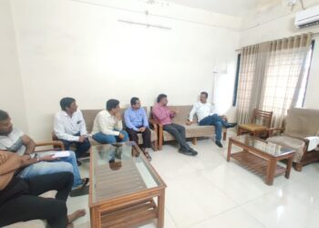 मुक्ताईनगर येथे उपरी विज वाहक तारा बदलून  भूमिगत केबल टाकण्यासाठी अधिकाऱ्यांनी केली पाहणी