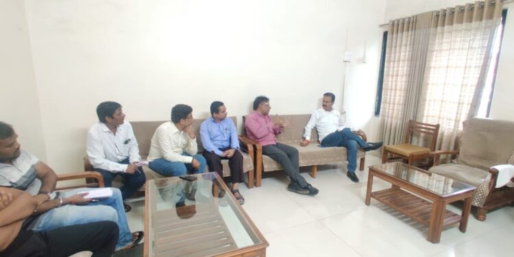 मुक्ताईनगर येथे उपरी विज वाहक तारा बदलून भूमिगत केबल टाकण्यासाठी अधिकाऱ्यांनी केली पाहणी