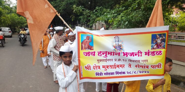 शेगाव नगरीत आदिशक्ति मुक्ताईच्या नाम गजरात भाविक दाखल