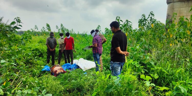 धक्कादायक : महिलेचा खून करून एका पिशवीत कोंबून पुलाखाली टाकले !