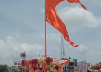 संत मुक्ताई पालखीच्या स्वागतासाठी  फडकला सर्वांत मोठा व उंच “भगवा ध्वज”