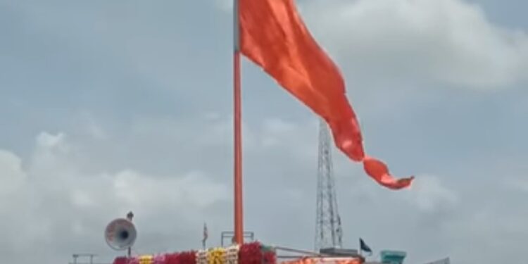 संत मुक्ताई पालखीच्या स्वागतासाठी फडकला सर्वांत मोठा व उंच “भगवा ध्वज”