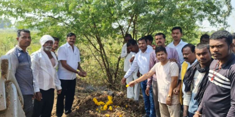मुक्ताईनगर येथे मयत माकडावर ग्रामस्थांतर्फे अंतिम संस्कार, माणुसकी चे अनोखे दर्शन !