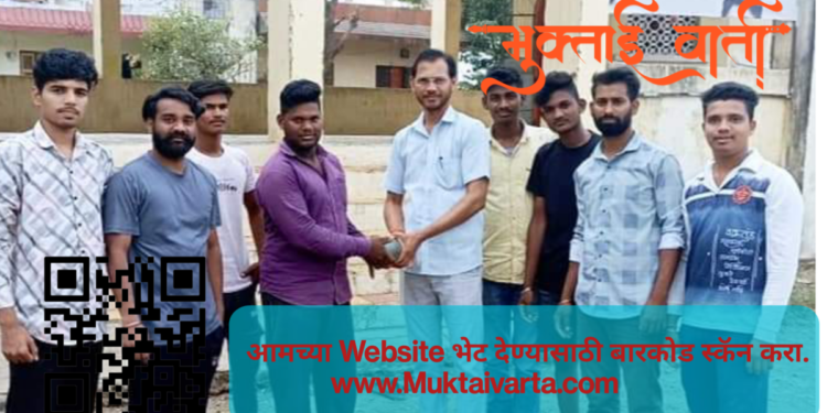 पोलिस भरतीचा सराव करणाऱ्या युवकांना नगरसेवक निलेश शिरसाट यांचेकडून साहित्य गिफ्ट