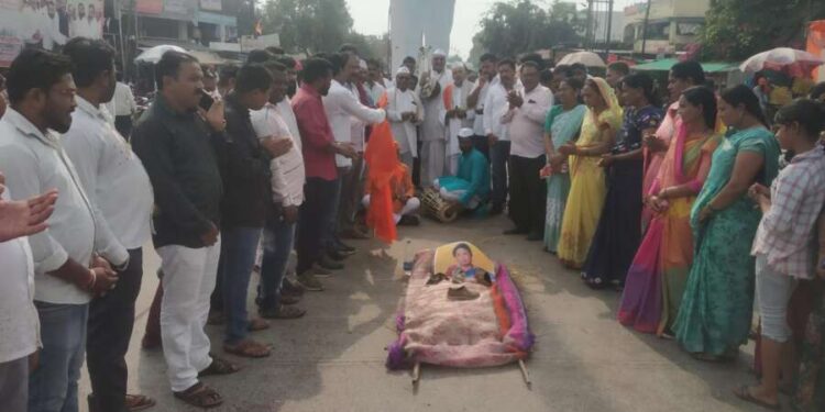 संत निंदेचे संतप्त पडसाद : सुषमा अंधारेंचे प्रतिकात्मक दहन