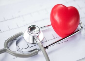 Heart Attack Signs: तुम्हाला ही लक्षणं जाणवत असतील तर वेळीच व्हा सावध! नाहीतर येवू शकतो हृदयविकाराचा झटका