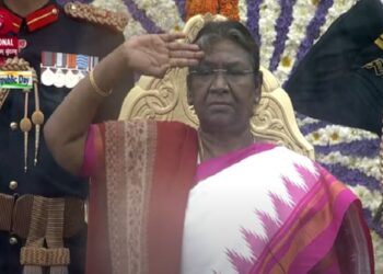 Republic Day 2023 : राजधानी दिल्लीत राष्ट्रपती मुर्मू यांनी प्रजासत्ताक दिनी तिरंगा फडकावला