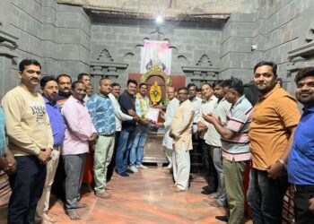 तुका म्हणे मज घडो त्यांची सेवा,तरी माझ्या दैवा पार नाही !