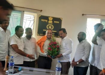 मुक्ताईनगर नगरपंचायतीचे लेखापालांचे व्यवस्थापनाने 94 लाखांचा नफा,आमदारांनी केला सत्कार