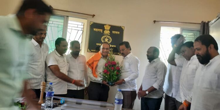 मुक्ताईनगर नगरपंचायतीचे लेखापालांचे व्यवस्थापनाने 94 लाखांचा नफा,आमदारांनी केला सत्कार