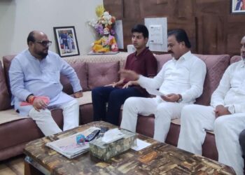 मुक्ताईनगर येथे मयत पोलिस कर्मचारी कुटुबियांच्या सात्वनपर भेटीला पालकमंत्री