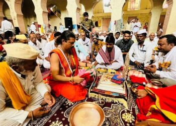 आषाढ शुद्ध चतुर्दशी रोजी आदिशक्ती श्री संत मुक्ताई आईसाहेबांना श्री संत ज्ञानेश्वर माऊली कडून साडीचोळी अर्पण 