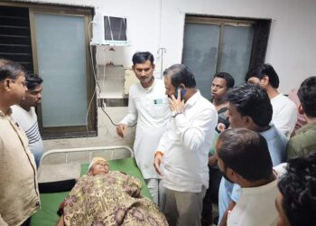 मुक्ताईनगर जवळ एस टी बसचा अपघात, ८ जण जखमी  आमदारांची टीम धावली मदतीला ! 