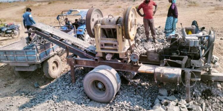 धक्कादायक : ओझरखेड धरण पाणलोट बुडीत क्षेत्रात विनापरवाना क्रशर मशीन