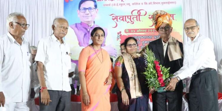 जे. ई स्कूल चे प्राचार्य आर.पी पाटील यांचा  सेवानिवृत्ती कार्यक्रम उत्साहात संपन्न !