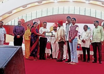 भारतभुषण इंगळे यांना 2018-19 चा आदर्श ग्रामसेवक पुरस्कार