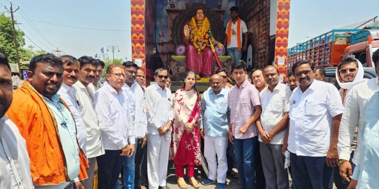 जिजाऊ रथ यात्रेचे मुक्ताईनगरमध्ये भव्य स्वागत : घोषणांनी आसमंत दणाणला, शिवप्रेमींनी राजमातांना दिला मुजरा