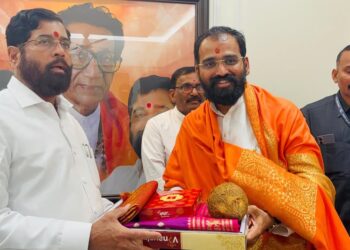 “संतांच्या लाडकी बहीण मुक्ताईच्या पूजनासाठी उपमुख्यमंत्र्यांचा आग्रही आग्रह; तेजोविलीन सोहळ्यासाठी समर्पित केली महाभेट!”