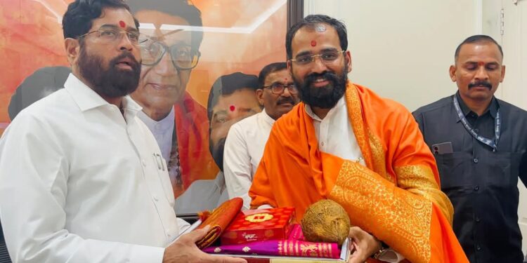 “संतांच्या लाडकी बहीण मुक्ताईच्या पूजनासाठी उपमुख्यमंत्र्यांचा आग्रही आग्रह; तेजोविलीन सोहळ्यासाठी समर्पित केली महाभेट!”