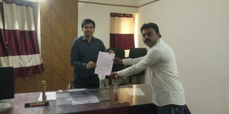 मुक्ताईनगर नगरपंचायतीत ‘बनावट बिल घोटाळा’! लाखोंच्या भ्रष्टाचाराने नागरिक हैराण; शिवसेना शहर प्रमुखाची मुख्याधिकाऱ्यांकडे कारवाईची मागणी