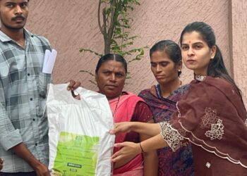 मुक्ताईनगरमध्ये दिवंगत शेतकरी कुटुंबांना “संवेदन किट” चे वाटप
