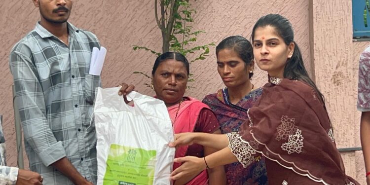 मुक्ताईनगरमध्ये दिवंगत शेतकरी कुटुंबांना “संवेदन किट” चे वाटप