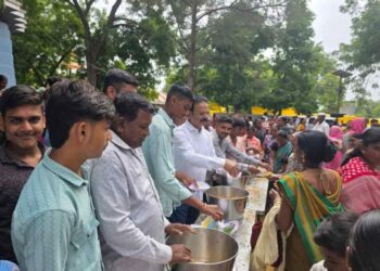 आई मुक्ताईच्या चरणी हजारो भाविक ,  फराळ वाटपात आमदारांची सेवा 