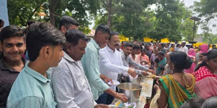 आई मुक्ताईच्या चरणी हजारो भाविक ,  फराळ वाटपात आमदारांची सेवा 