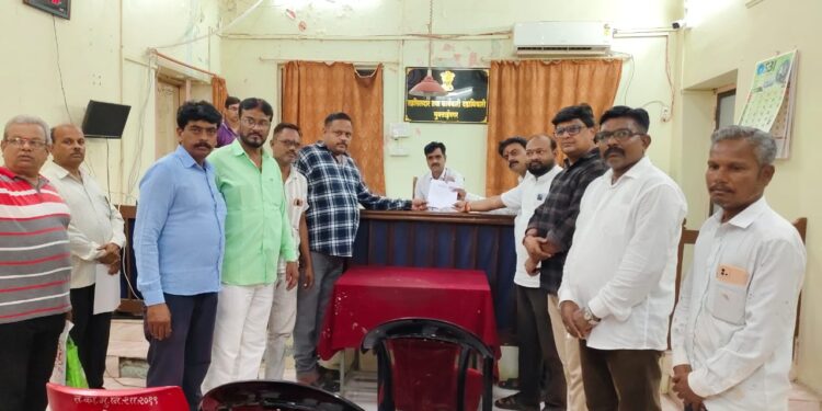 मुक्ताईनगरमध्ये अनेक भागात अतिवृष्टीने घरांची पडझड, तातडीने पंचनामे करून नुकसान भरपाई देण्याची शिवसेनेची मागणी